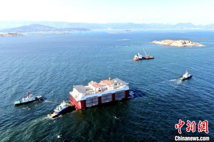 福建首个深海养殖渔旅平台“闽投宏东号”顺利出海。　福州海事供图