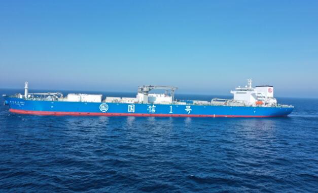 全球首艘10万吨级智慧渔业大型养殖工船“国信1号”起鱼上市